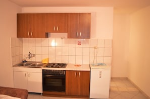 Apartment, Multiple Beds | Private kitchen