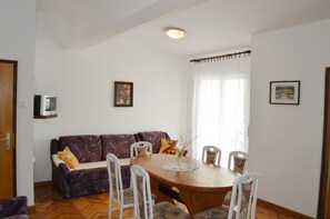 Appartement, meerdere bedden | Woonkamer | Een televisie