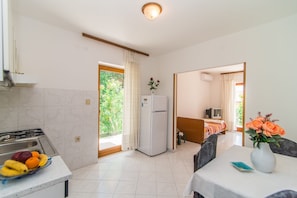 Apartment, Multiple Beds | Private kitchen