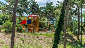 Children's play area - outdoor - Apartments Pino Rabac (Labin)