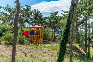 Área de juegos infantiles al aire libre