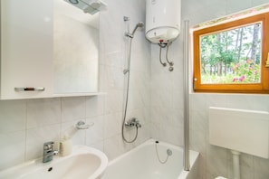 Apartment, 1 Double Bed | Bathroom sink