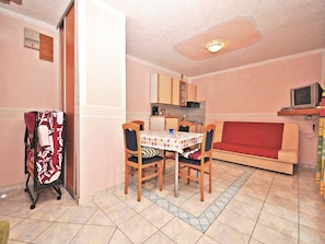 Apartment, Multiple Beds | Private kitchen