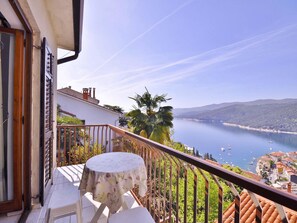 Apartamento, varias camas | Balcón