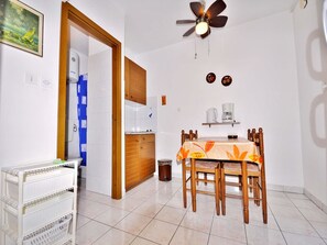 Apartment, Multiple Beds | Private kitchen | Stovetop