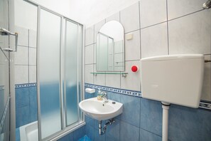 Apartamento, 1 cama doble con sofá cama | Ducha del cuarto de baño