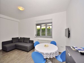 Appartement, plusieurs lits | Salle de séjour | Télévision