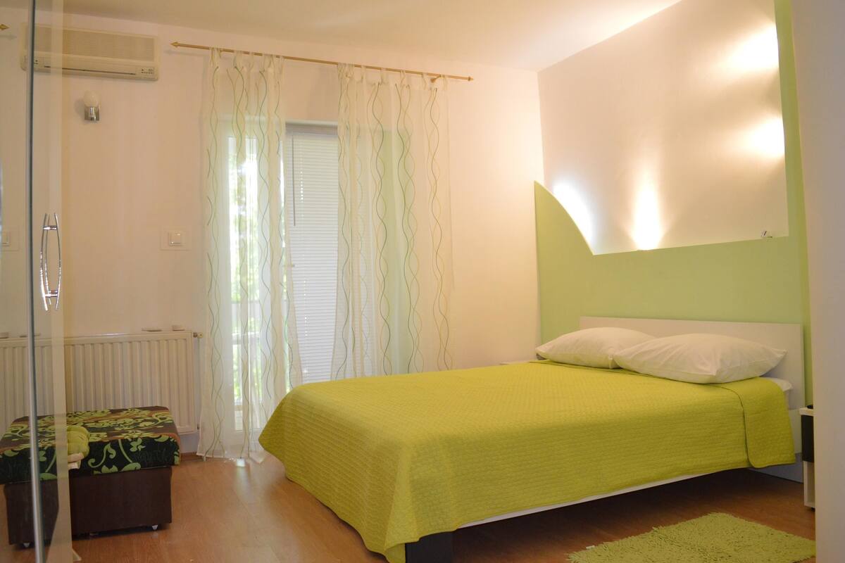 Room, Multiple Beds | WiFi (free), bed sheets