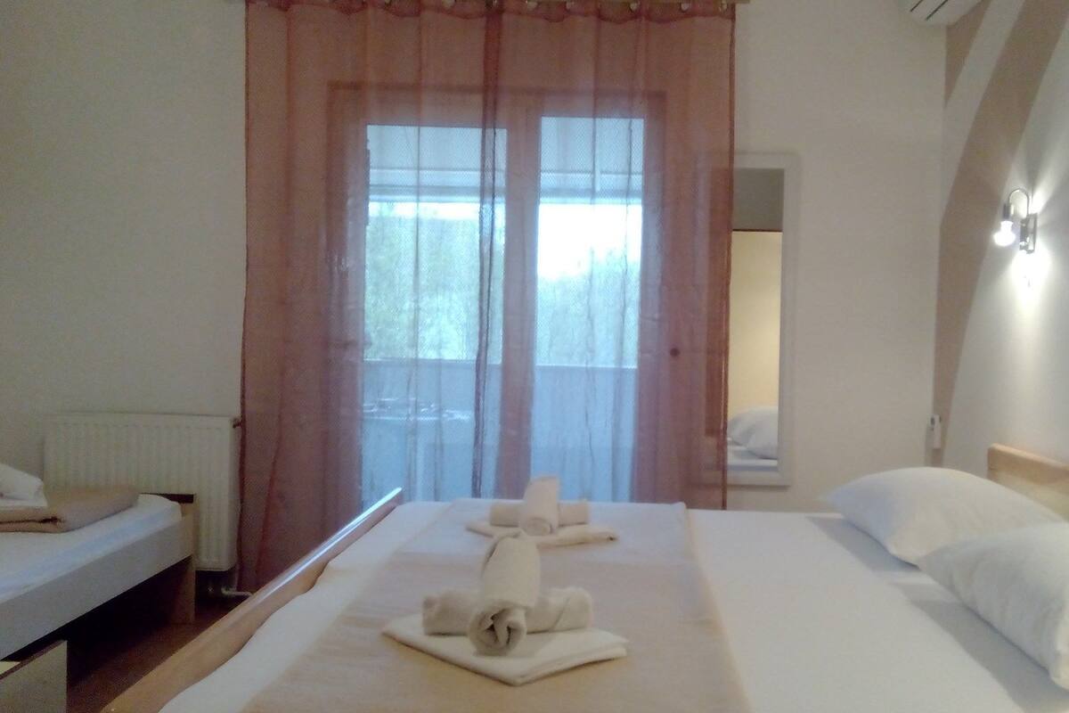 Apartment, Multiple Beds | WiFi (free), bed sheets