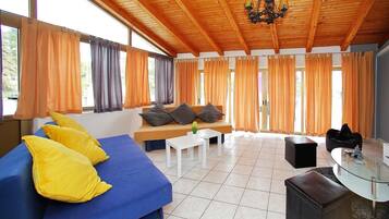 Apartment, 1 Doppelbett | Wohnzimmer | Fernseher