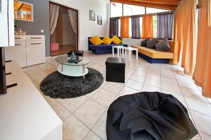 Departamento, 1 cama matrimonial | Sala de estar | Televisión 