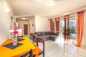 Apartamento, varias camas | Sala de estar | Una televisión, un futbolín