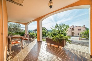 Apartamento, varias camas | Balcón