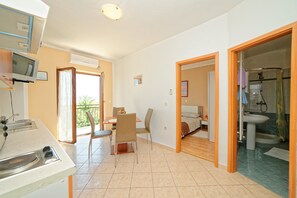 Apartment, 1 Double Bed | Private kitchen | Cookware/dishes/utensils