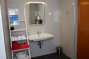 Apartment, Mehrere Betten | Badezimmer | Dusche
