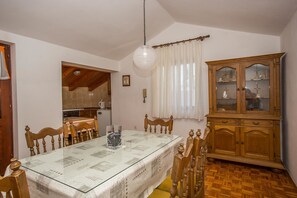 Appartement, plusieurs lits | Cuisine privée | Réfrigérateur, plaque de cuisson