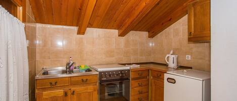 Apartment, Multiple Beds | Private kitchen | Fridge, stovetop