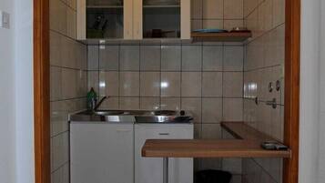 Kühlschrank, Herdplatte, Kochgeschirr/Geschirr/Besteck