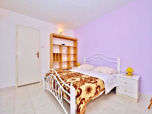Apartamento, 1 cama doble con sofá cama | Wifi gratis y ropa de cama