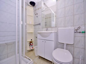 Apartment, Multiple Beds | Bathroom