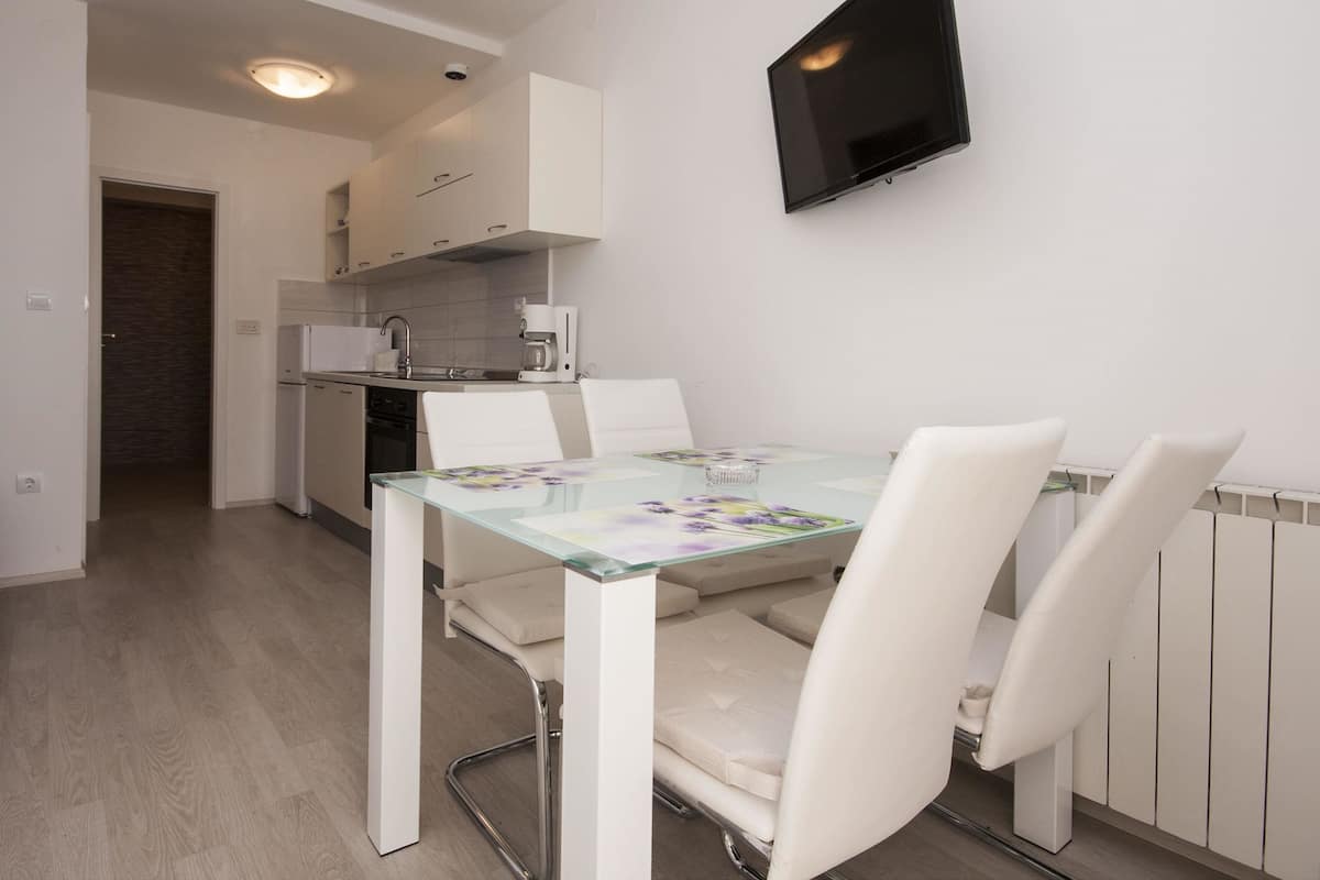 Apartament, diversos llits | Cuina privada | Cafetera i tetera, microones, placa de cuina i rentaplats 
