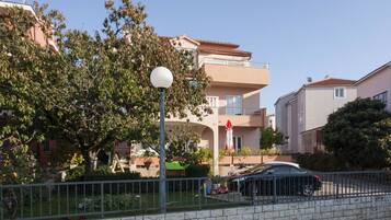 Apartment, Mehrere Betten | Unterkunftsgelände