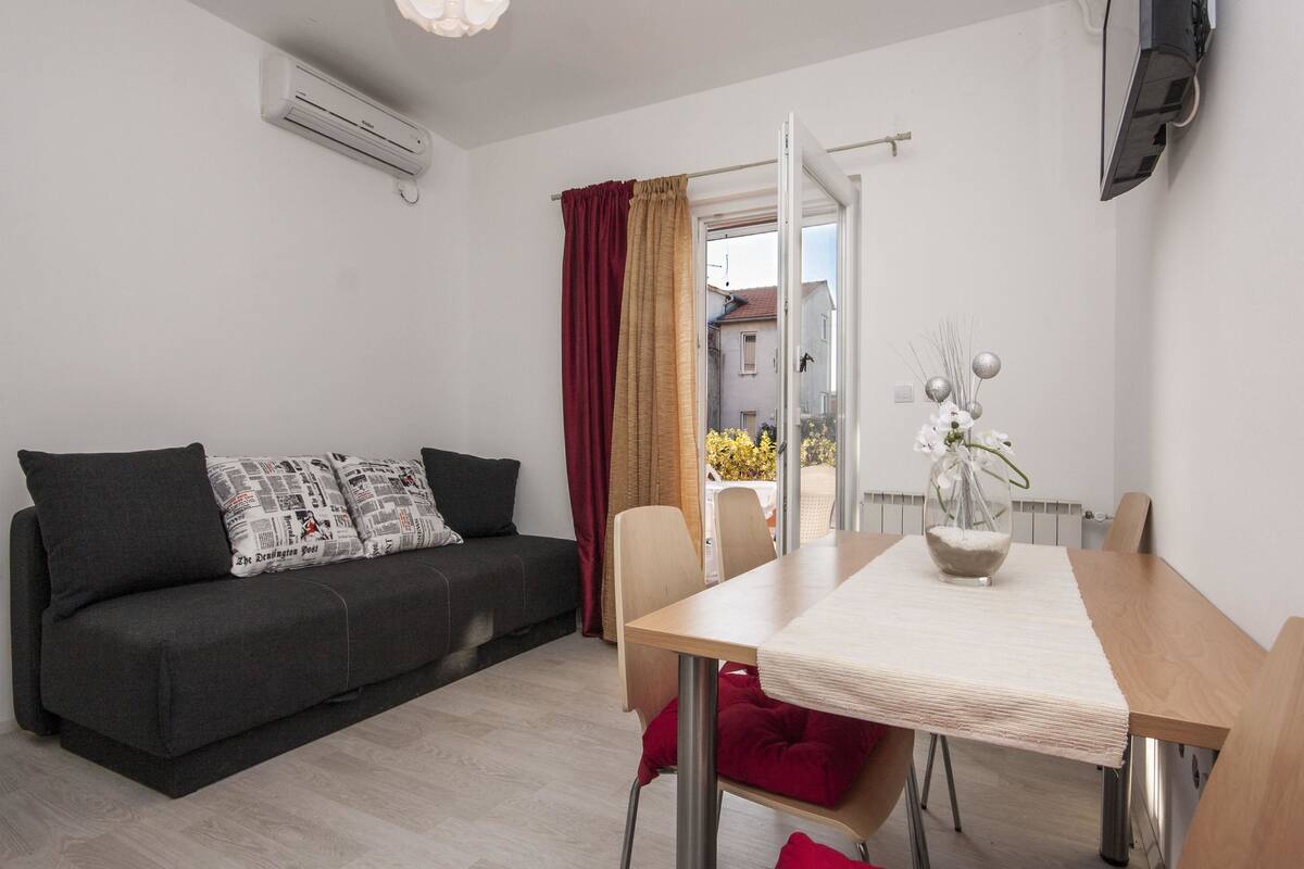 Apartament, 1 llit doble i sofà llit | Sala d'estar | Televisor 