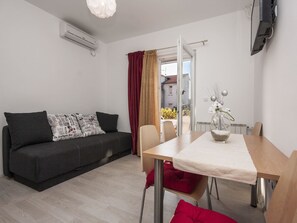 Apartamento, 1 cama de casal e sofá-cama | Sala de estar | TV