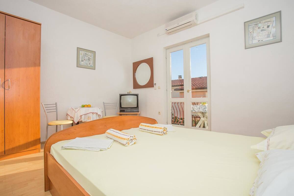 Apartment, 1 Double Bed | Cribs (free), WiFi (free), bed sheets