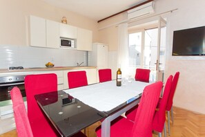 Appartement, meerdere bedden | Privékeuken | Een kookplaat, kookgerei, borden en bestek