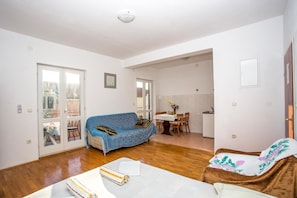 Apartment | Free cribs/infant beds, free WiFi, bed sheets - Apartments Nuic (Makarska)