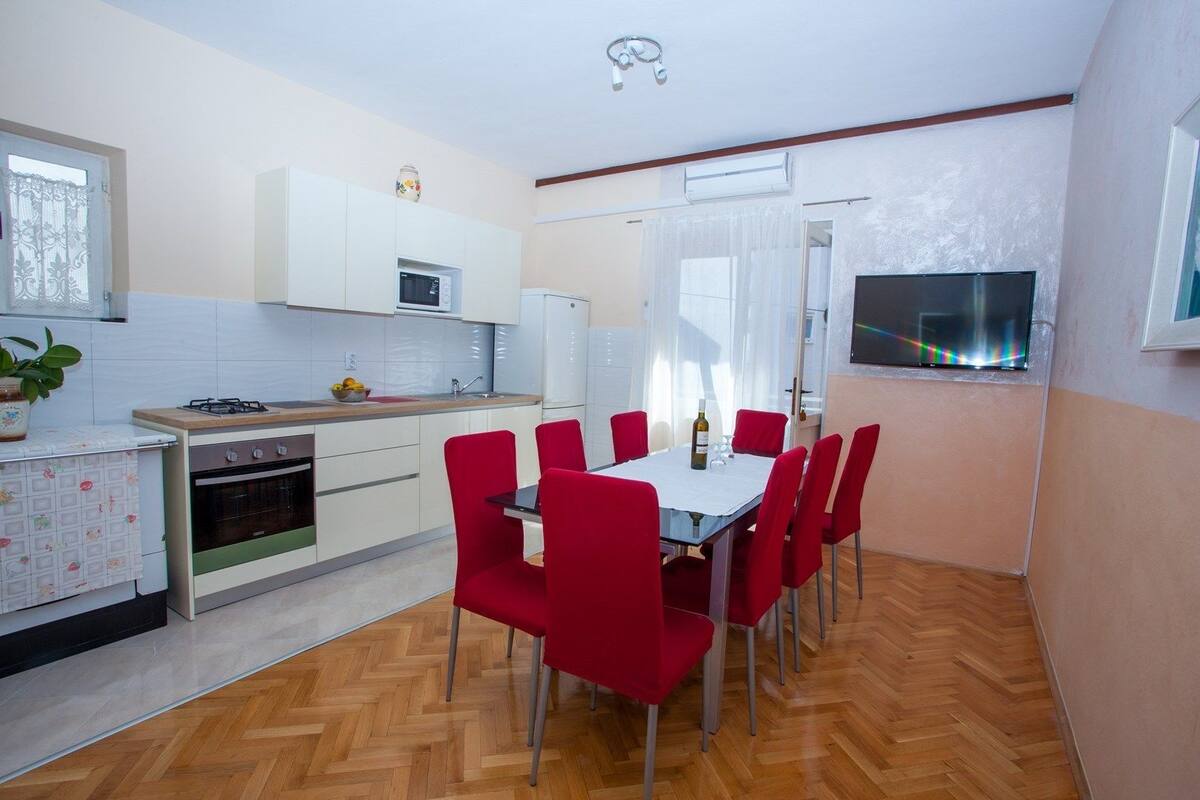 Apartment, Multiple Beds | Private kitchen | Stovetop, cookware/dishes/utensils