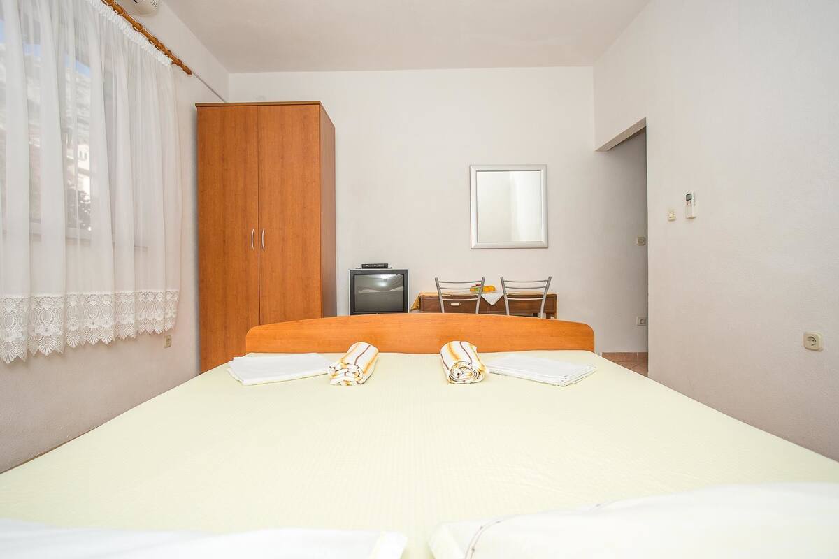 Apartment, 1 Double Bed | Cribs (free), WiFi (free), bed sheets