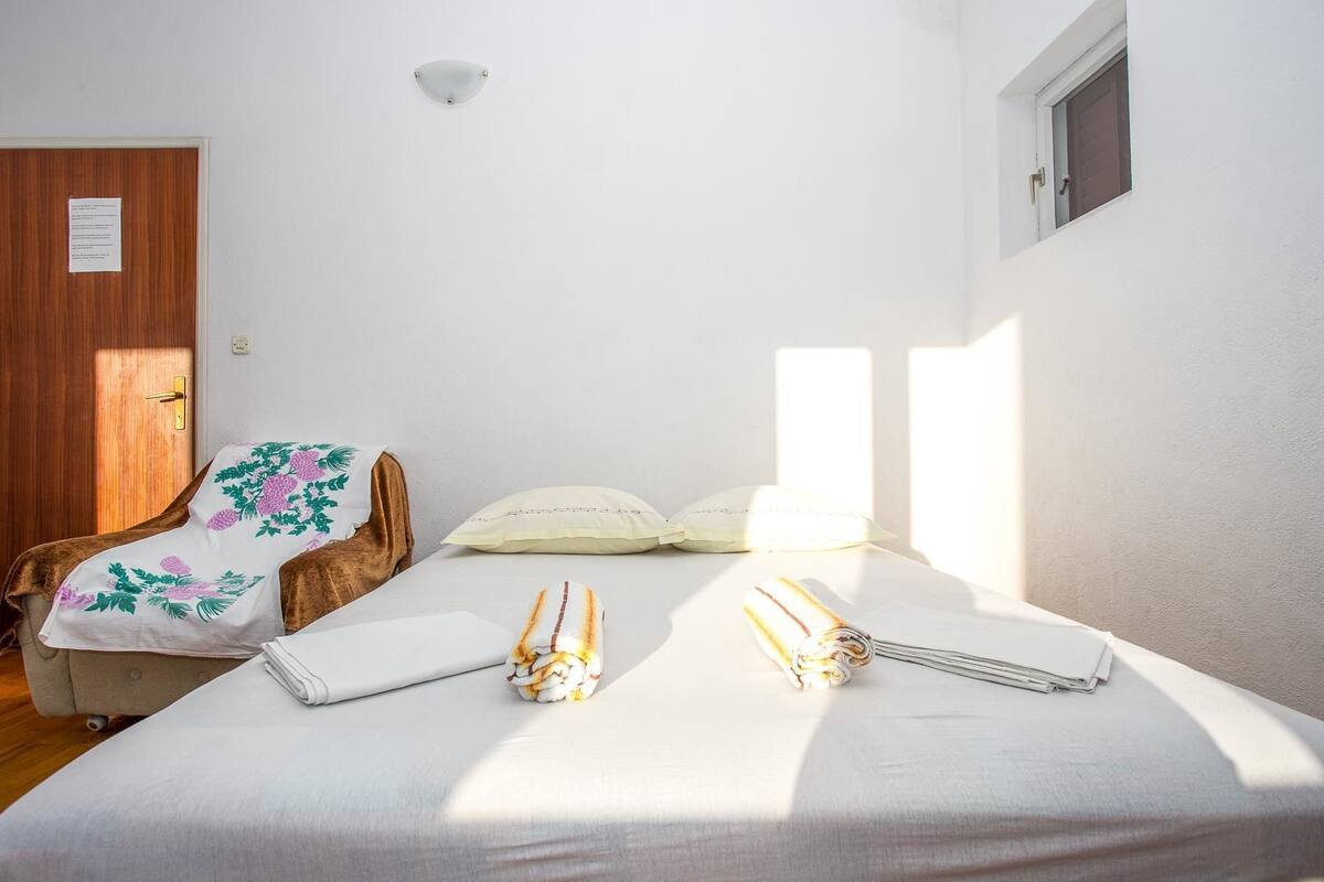 Apartment | Cribs (free), WiFi (free), bed sheets
