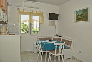 Departamento, 1 cama matrimonial y sofá cama | Cocina privada | Parrilla de estufa y utensilios de cocina 