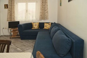 Departamento, varias camas | Sala de estar | Televisión 