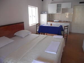 Apartment, 1 Double Bed | Free WiFi, bed sheets