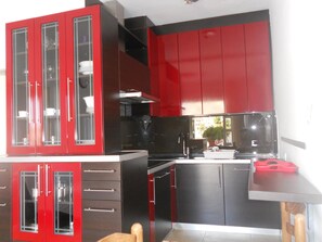 Apartment, Multiple Beds | Private kitchen | Stovetop, electric kettle, cookware/dishes/utensils