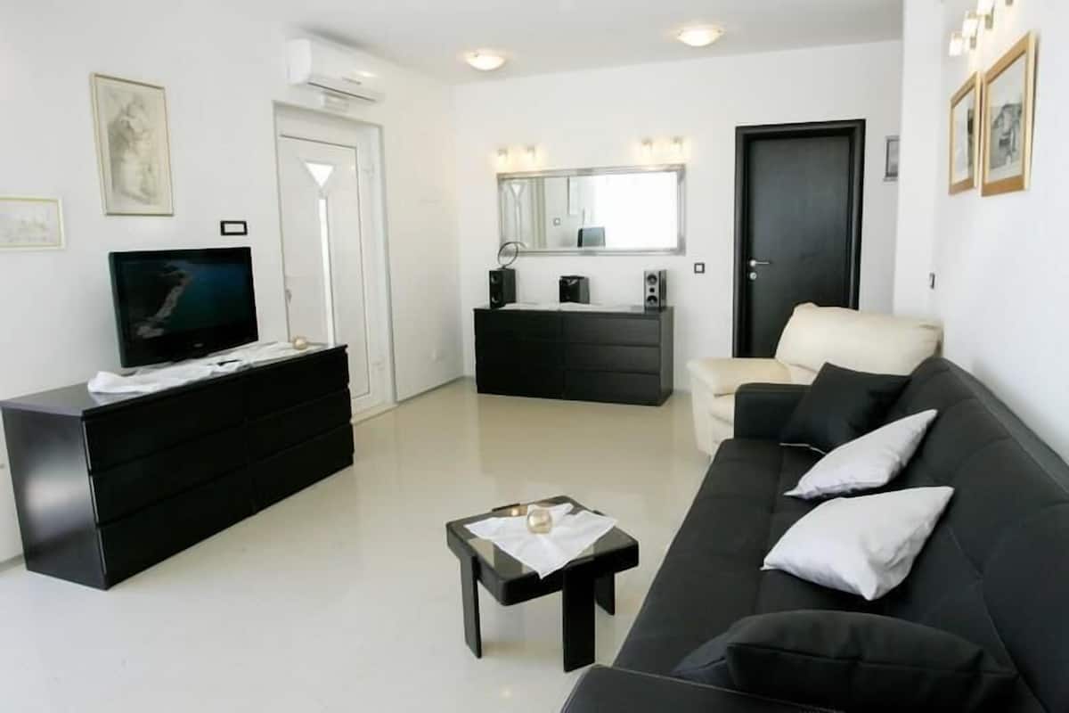 Apartment, Multiple Beds | Living room | TV, stereo