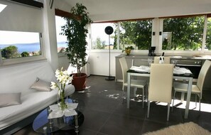 Departamento, varias camas | Cocina privada | Parrilla de estufa, lavavajillas y utensilios de cocina 