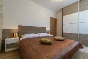 Apartment, Mehrere Betten | Bügeleisen/Bügelbrett, kostenloses WLAN, Bettwäsche