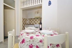 Apartamento, várias camas | Wi-Fi de cortesia, roupa de cama