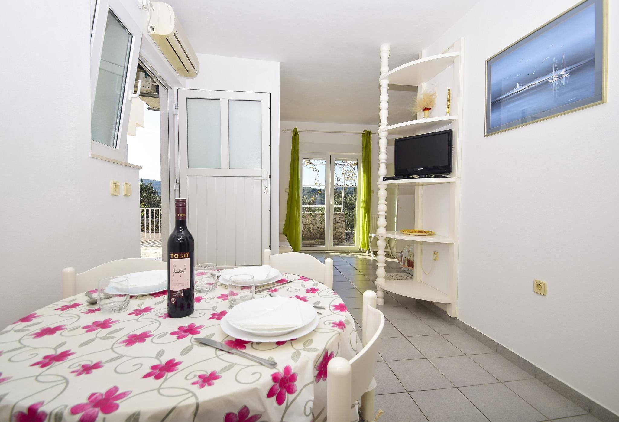 Apartment, Multiple Beds | Private kitchen | Stovetop, cookware/dishes/utensils