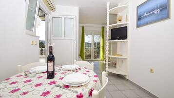 Apartment, Multiple Beds | Private kitchen | Stovetop, cookware/dishes/utensils