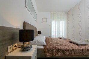 Iron/ironing board, travel cot, free WiFi, bed sheets - Apartments Villa Aurora 4 (Okrug)