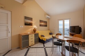 Microwave, stovetop, dishwasher, cookware/dishes/utensils - Villa Sine Vinisce (Marina)