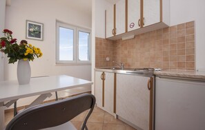 Lejlighed - 1 dobbeltseng | Privat køkken | Kogeplade, køkkentøj/tallerkener/redskaber