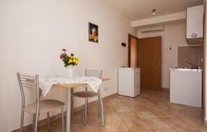 Apartment, 1 Double Bed | Private kitchen | Stovetop, cookware/dishes/utensils