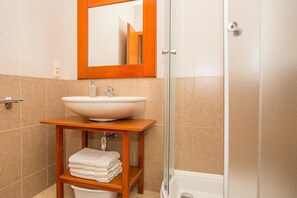 Departamento, 1 cama matrimonial y sofá cama | Baño | Regadera 
