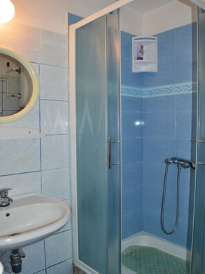 Apartamento, varias camas | Baño | Ducha